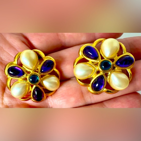 Vintage Signed Trifari Gold-tone Cabochon Faux-Amethyst & Faux-Pearl Earrings - Picture 1 of 10
